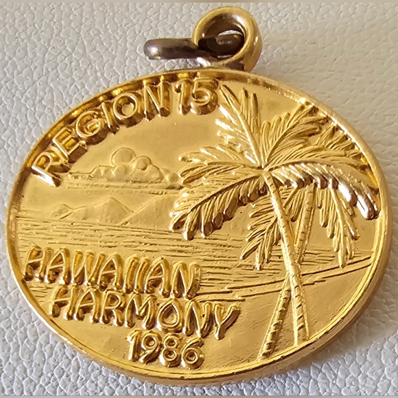 Esco Jewelry - Vintage Hawaiian pendant 1986 Gold Tone Very Unique
